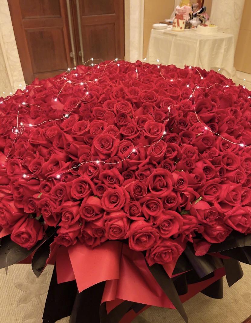 结婚纪念日送玫瑰花_送纪念玫瑰老婆结婚花束怎么写_结婚纪念日送老婆多少朵玫瑰花